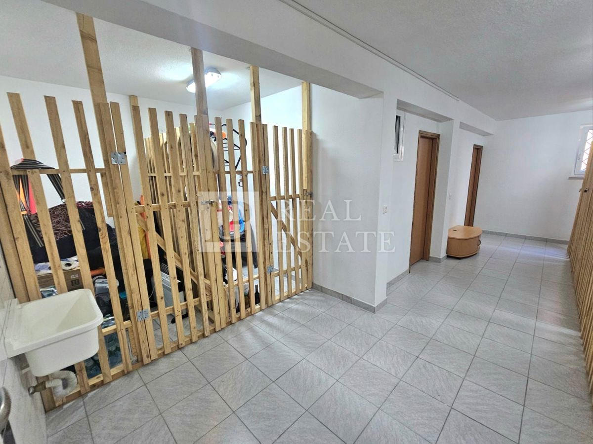 JADRANOVO - VENDITA ESCLUSIVA - quattro appartamenti con giardino e garage in centro