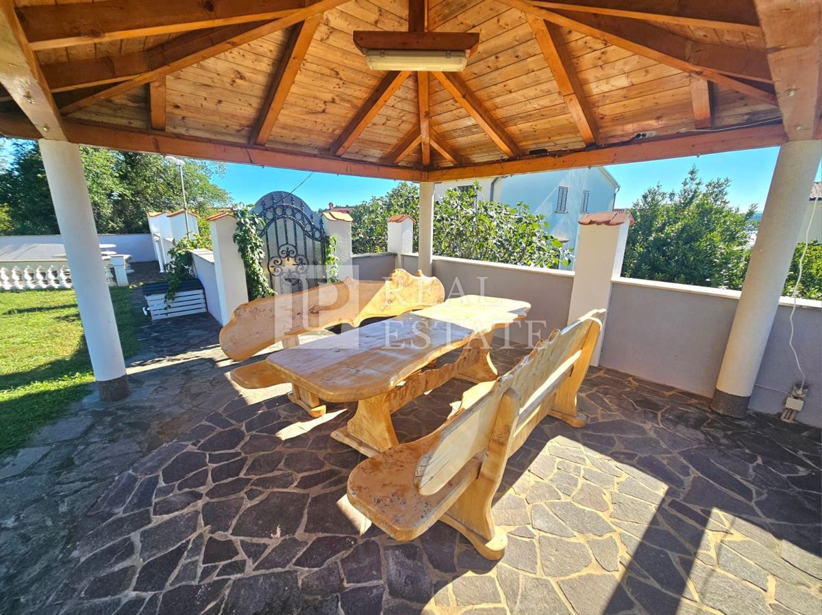 JADRANOVO - VENDITA ESCLUSIVA - quattro appartamenti con giardino e garage in centro