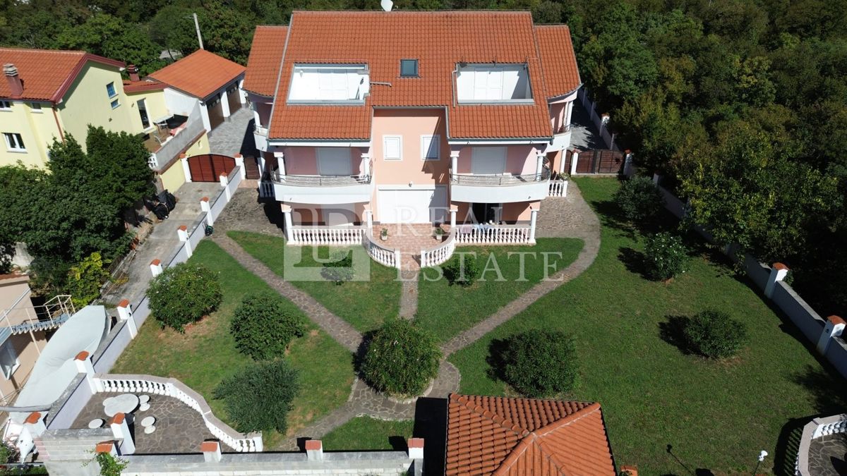 JADRANOVO - VENDITA ESCLUSIVA - quattro appartamenti con giardino e garage in centro