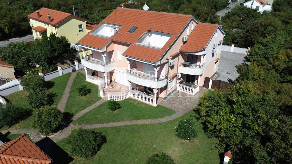 JADRANOVO - VENDITA ESCLUSIVA - quattro appartamenti con giardino e garage in centro