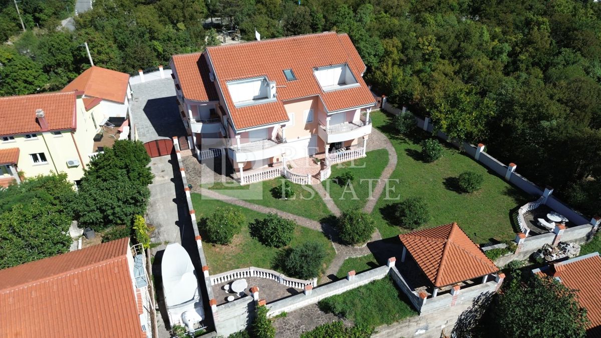 JADRANOVO - VENDITA ESCLUSIVA - quattro appartamenti con giardino e garage in centro