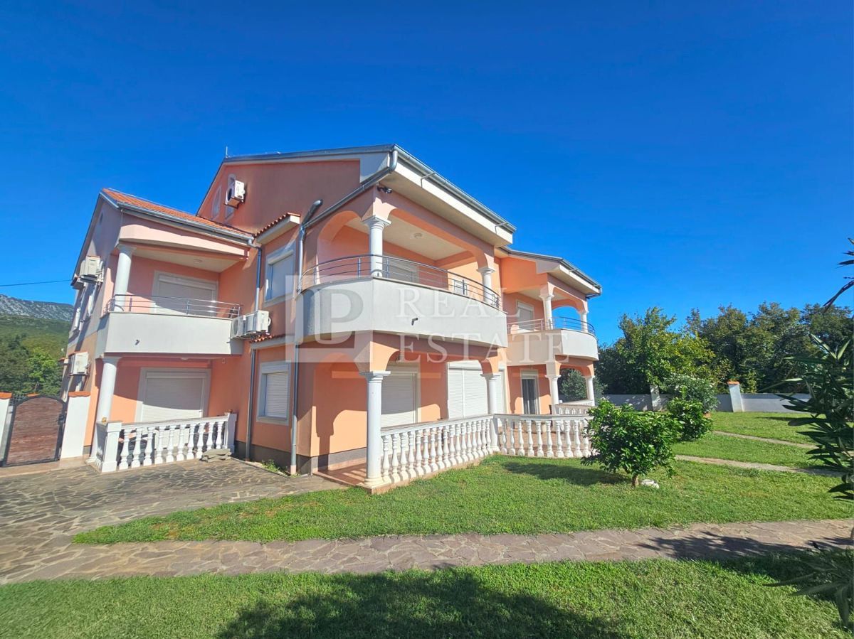 JADRANOVO - VENDITA ESCLUSIVA - quattro appartamenti con giardino e garage in centro