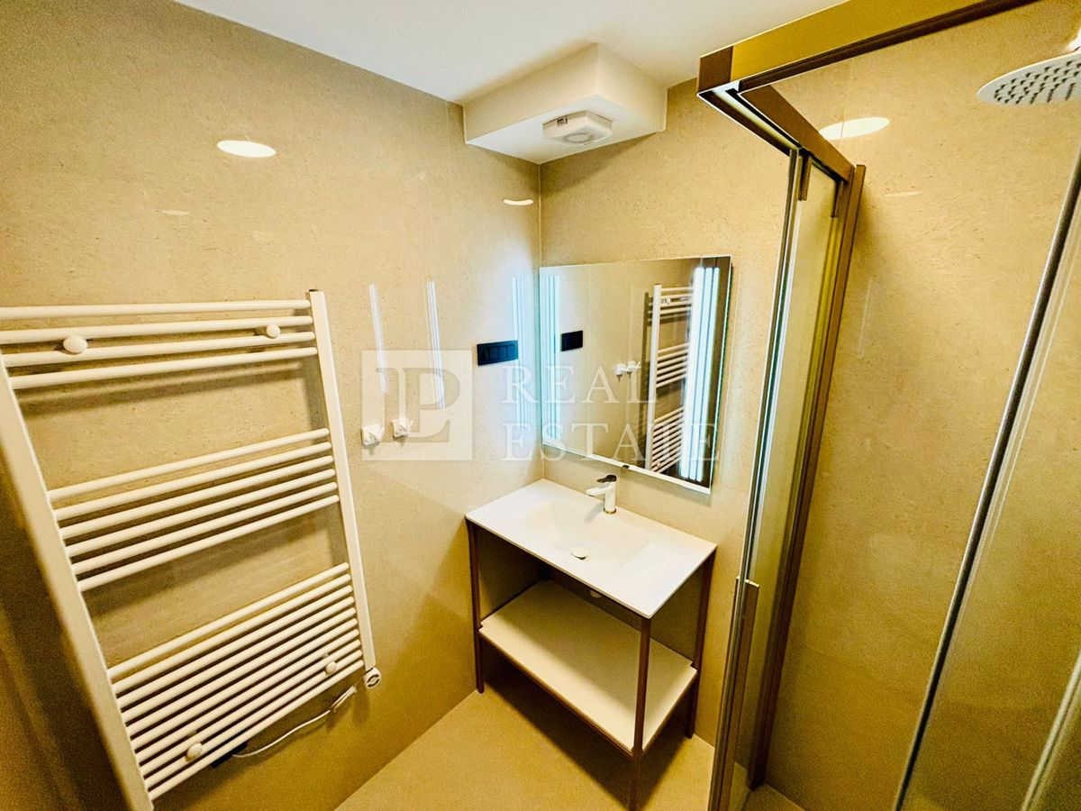 CRIKVENICA - lussuoso appartamento con balcone in un moderno edificio di nuova costruzione