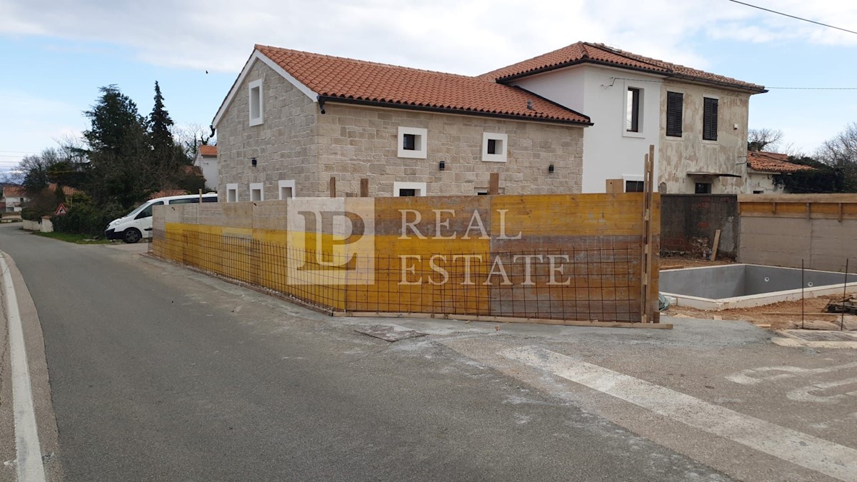 ISOLA DI KRK, DOBRINJ - villa autoctona in pietra con piscina