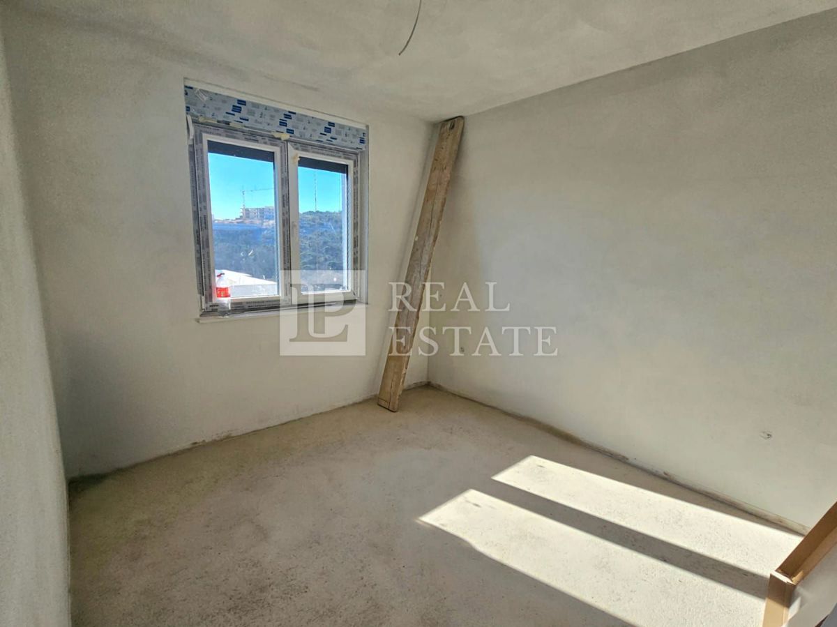 NOVI VINODOLSKI - appartamento con ampia terrazza in un moderno edificio di nuova costruzione