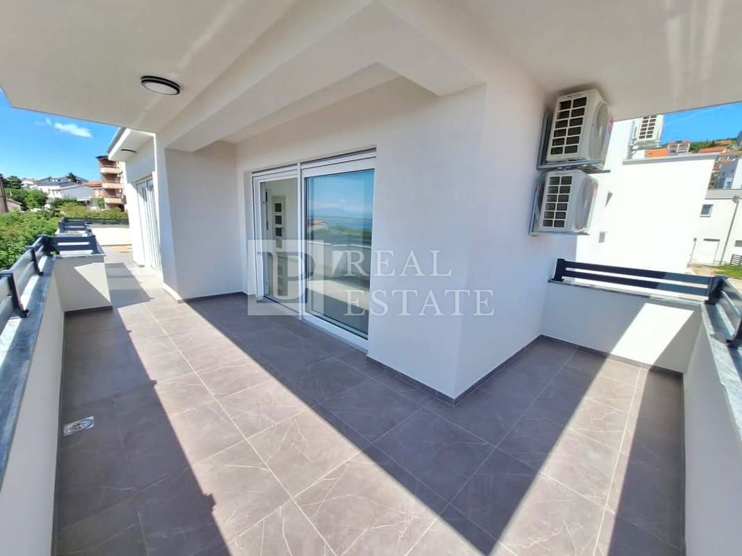CRIKVENICA - appartamento con tre camere da letto in un lussuoso edificio nuovo