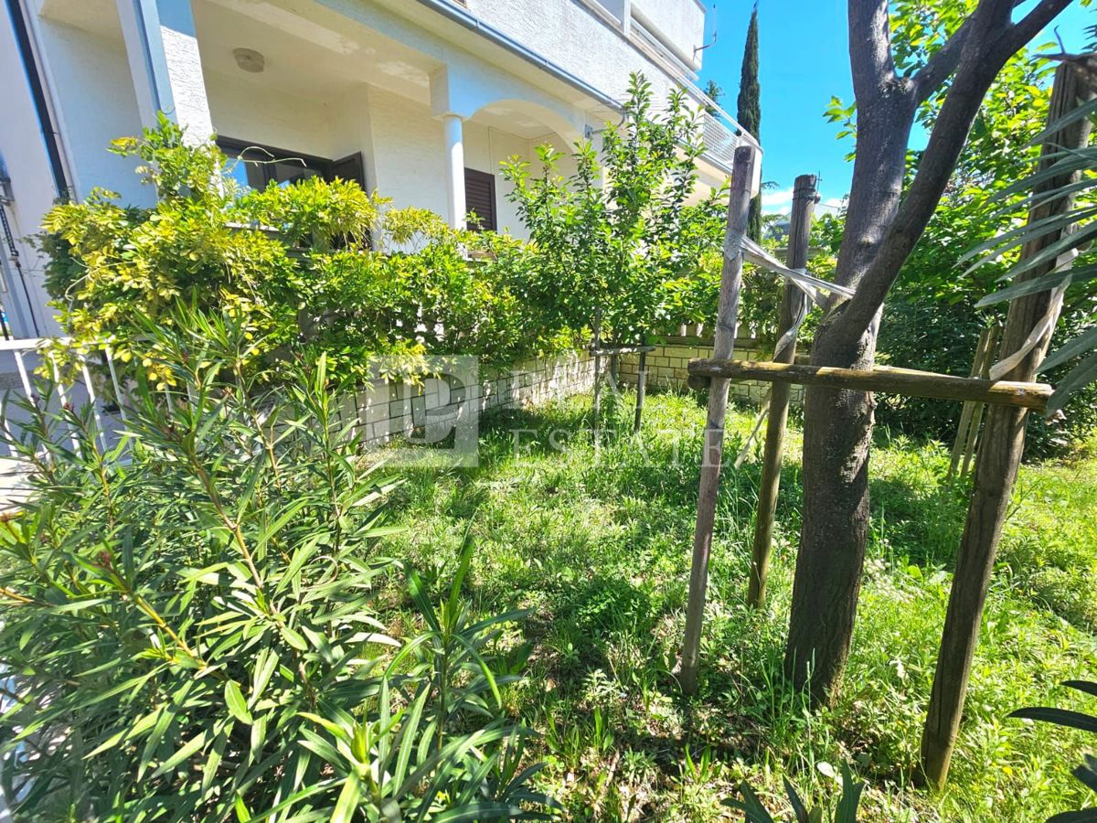 NOVI VINODOLSKI - appartamento con terrazza e giardino