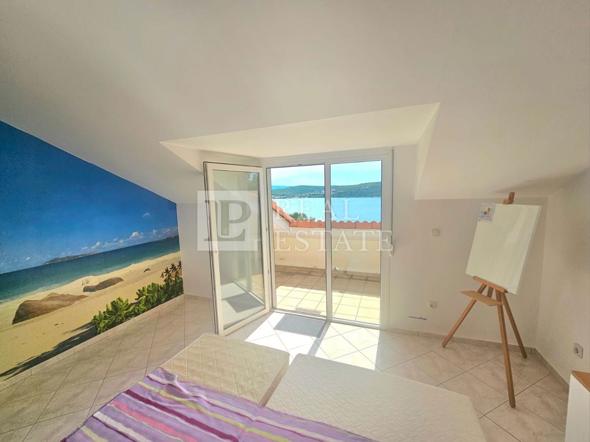 ČIŽIĆI, ISOLA DI KRK - appartamento in seconda fila al mare