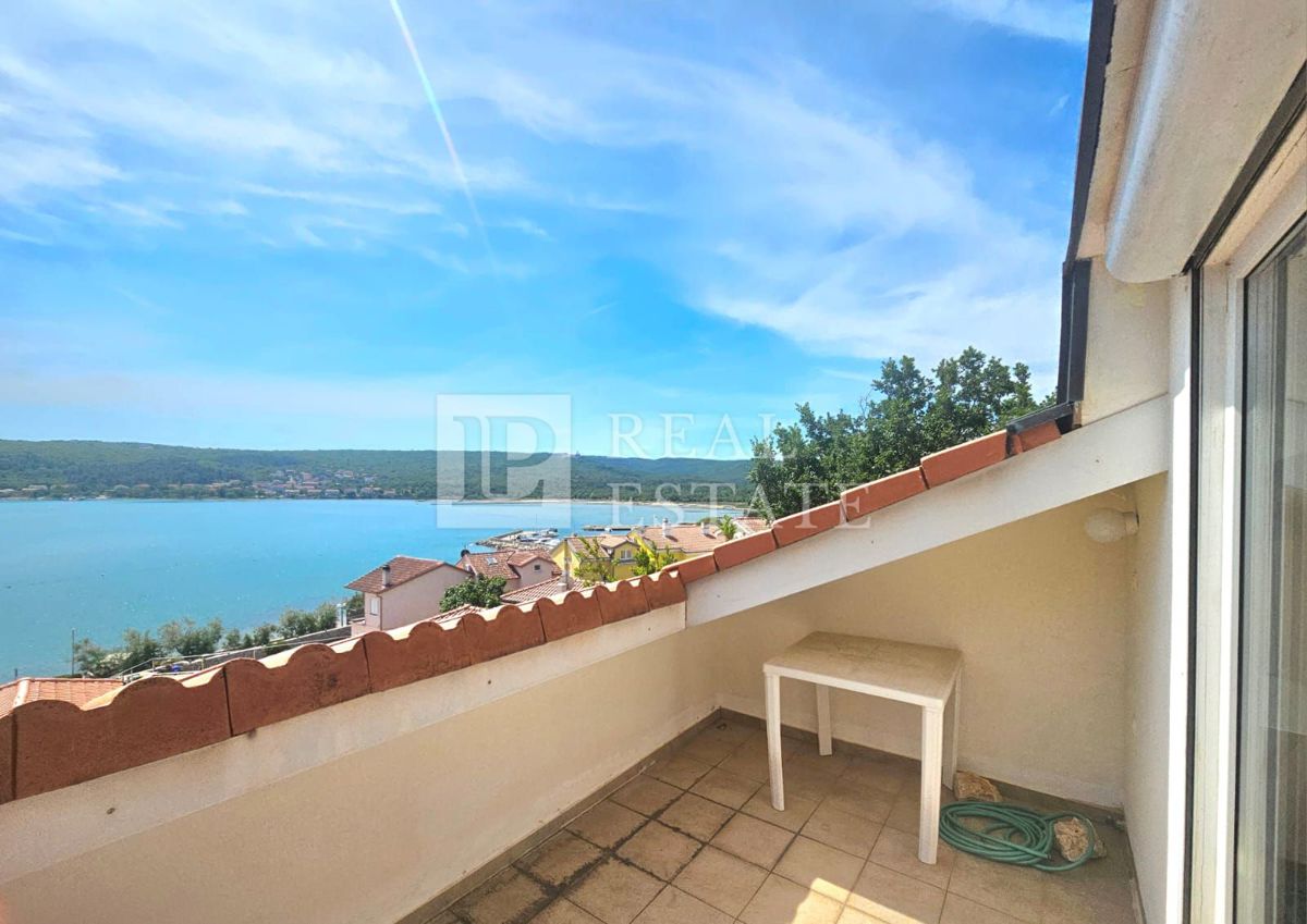 ČIŽIĆI, ISOLA DI KRK - appartamento in seconda fila al mare