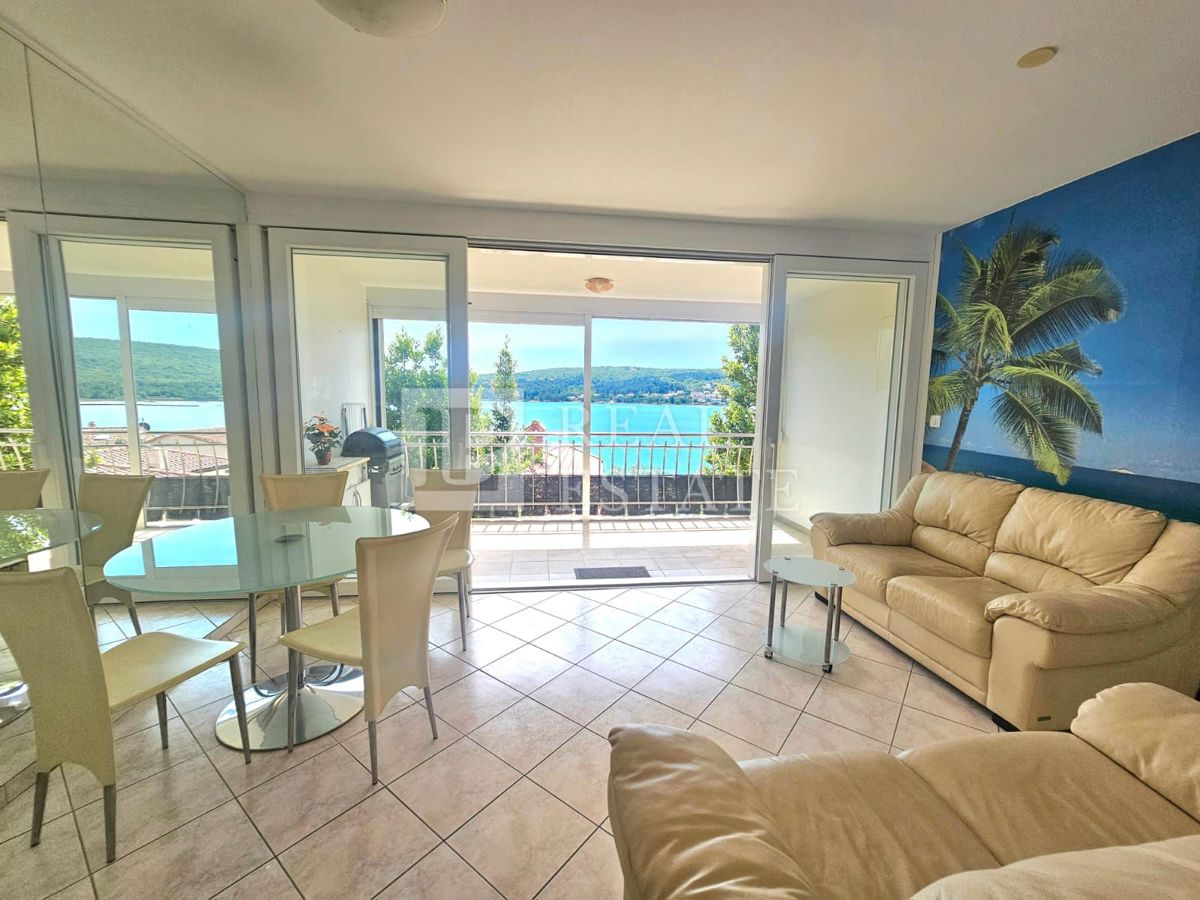 ČIŽIĆI, ISOLA DI KRK - appartamento in seconda fila al mare