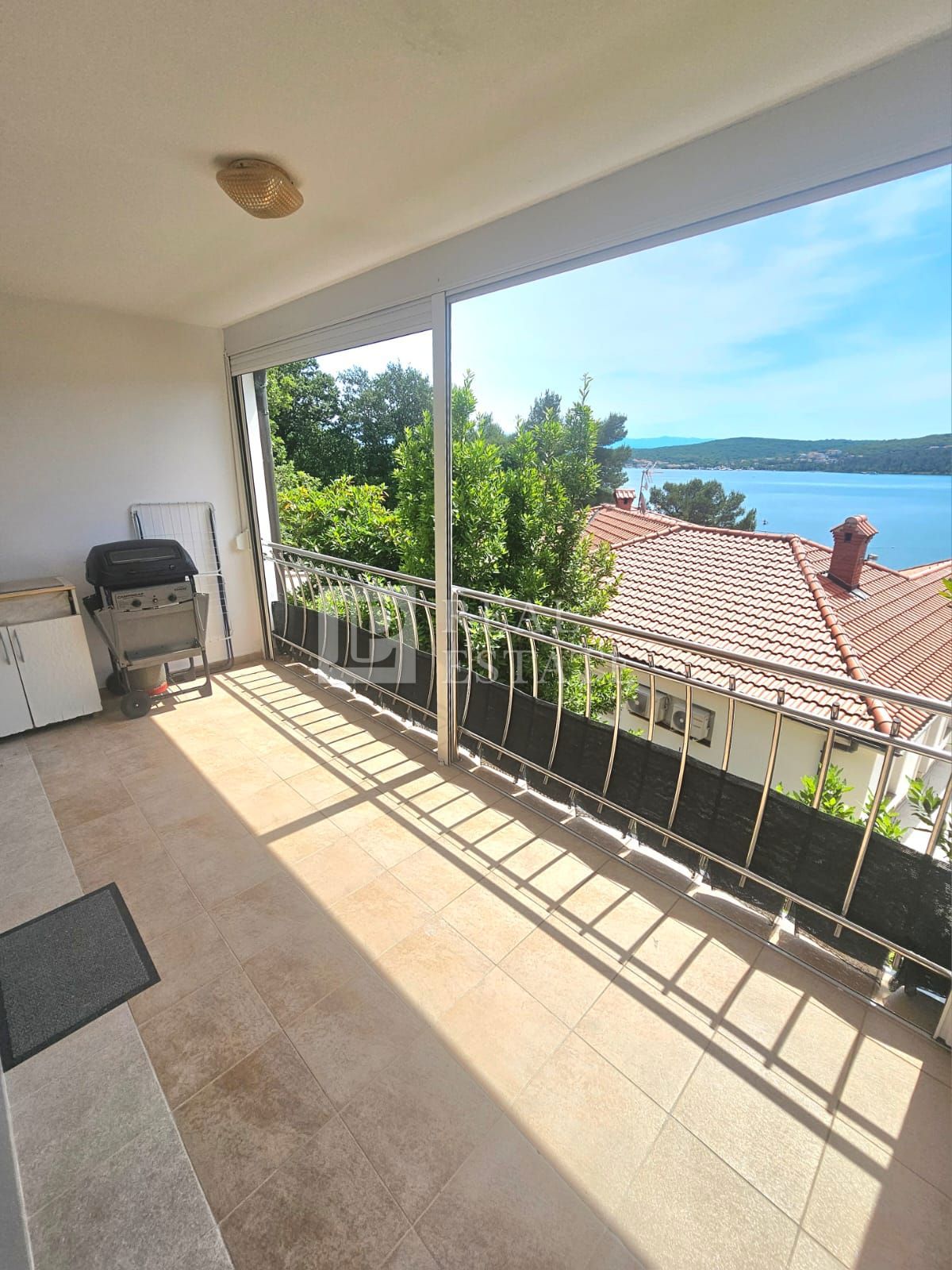 ČIŽIĆI, ISOLA DI KRK - appartamento in seconda fila al mare