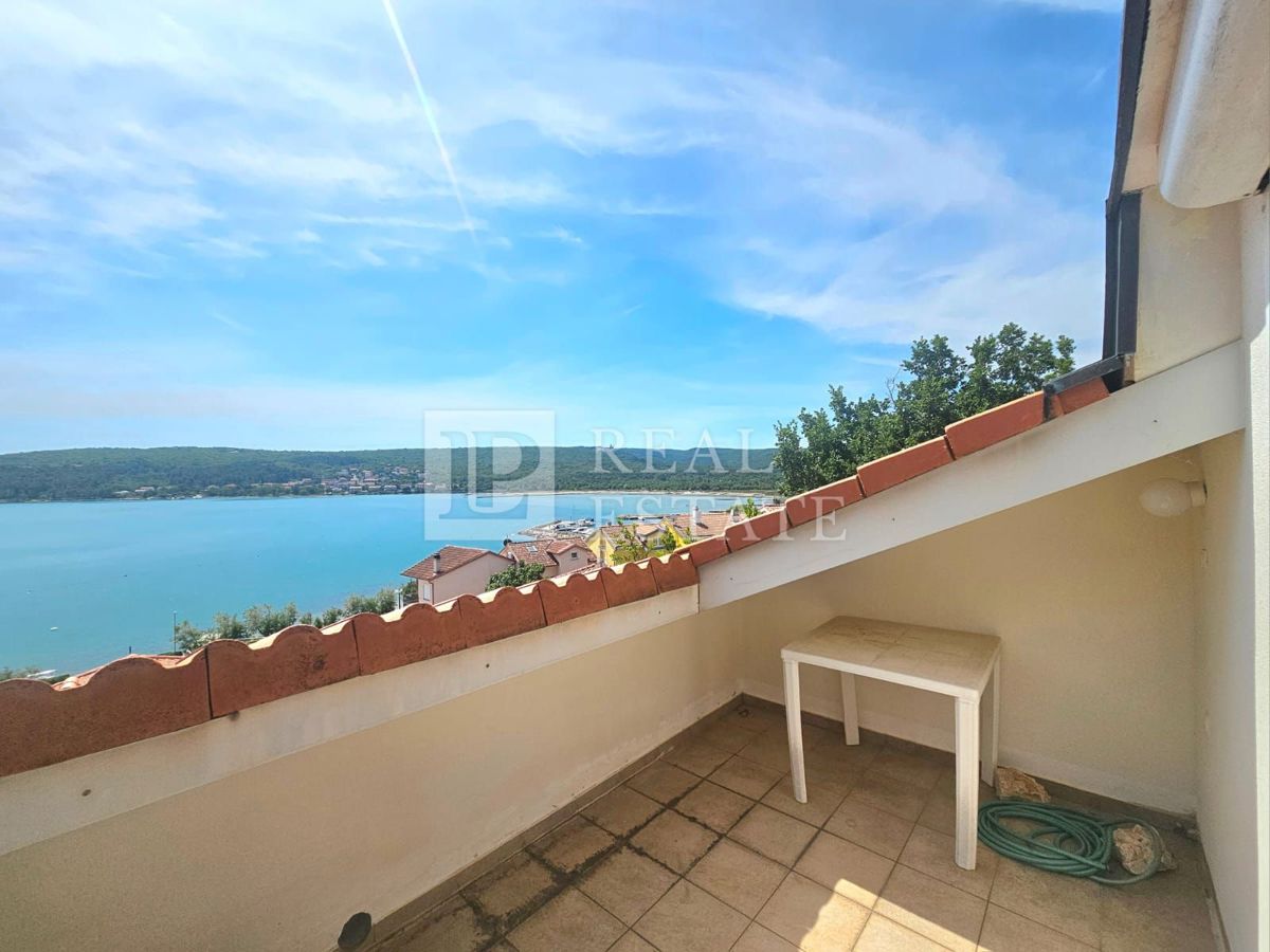 ČIŽIĆI, ISOLA DI KRK - appartamento in seconda fila al mare