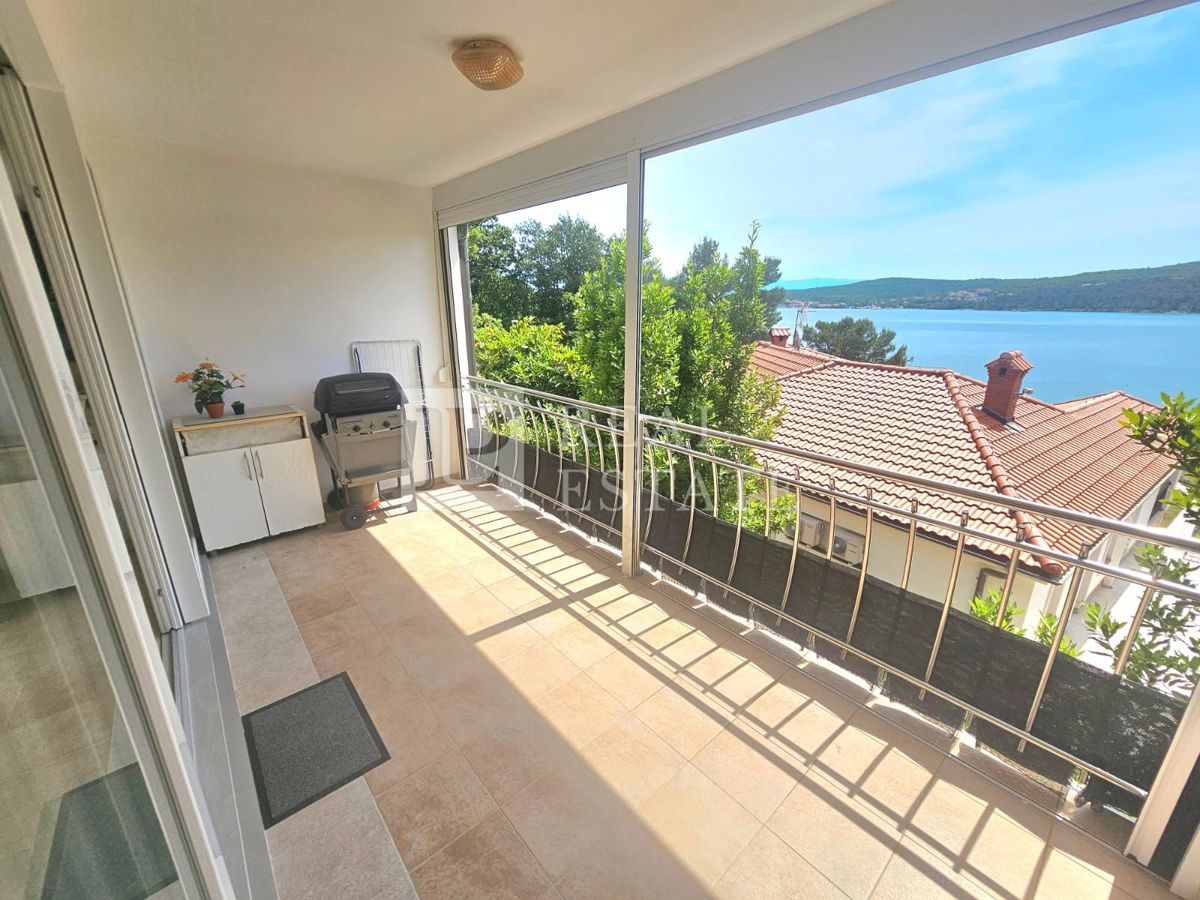 ČIŽIĆI, ISOLA DI KRK - appartamento in seconda fila al mare