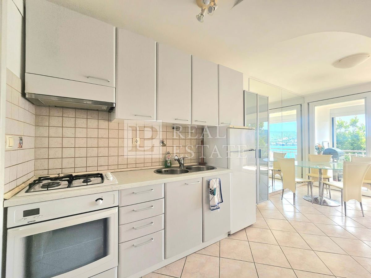 ČIŽIĆI, ISOLA DI KRK - appartamento in seconda fila al mare