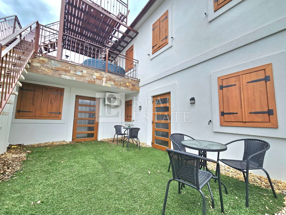 CRIKVENICA - casa con 3 appartamenti splendidamente arredati e un cortile