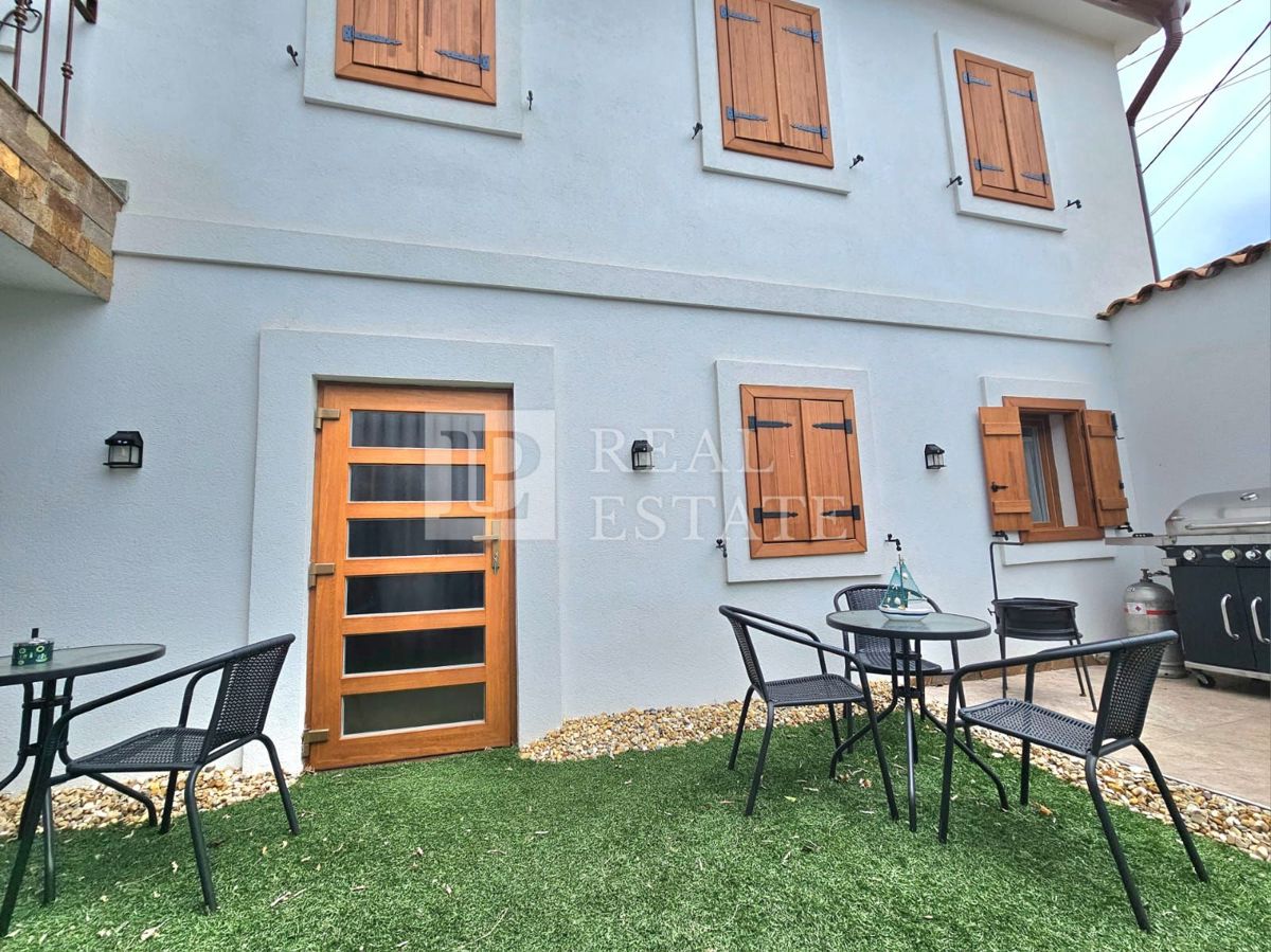 CRIKVENICA - casa con 3 appartamenti splendidamente arredati e un cortile