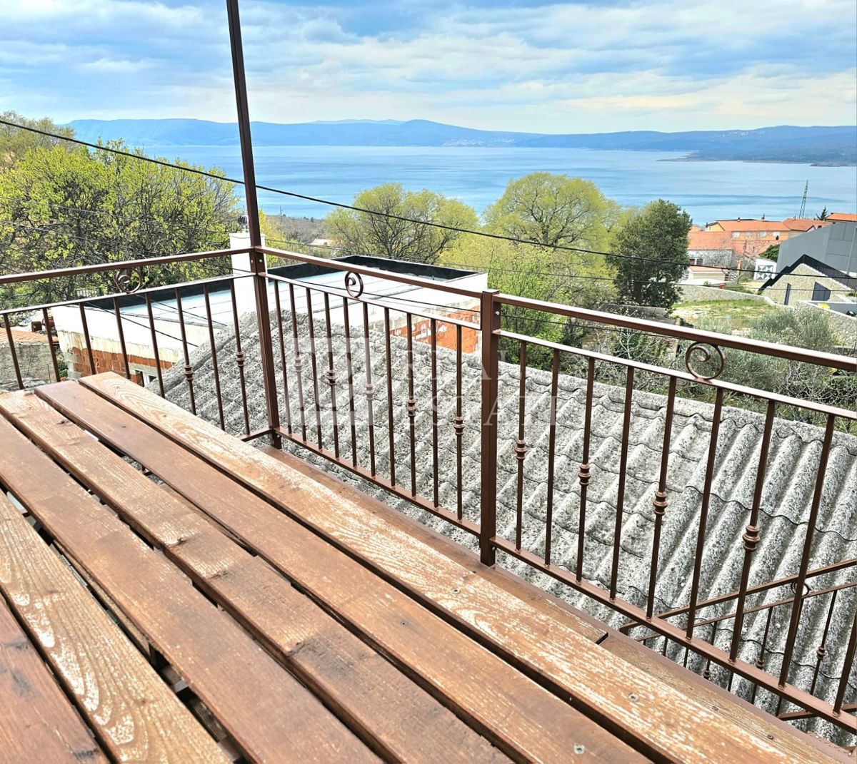 CRIKVENICA - casa con 3 appartamenti splendidamente arredati e un cortile