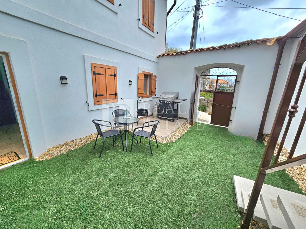 CRIKVENICA - casa con 3 appartamenti splendidamente arredati e un cortile