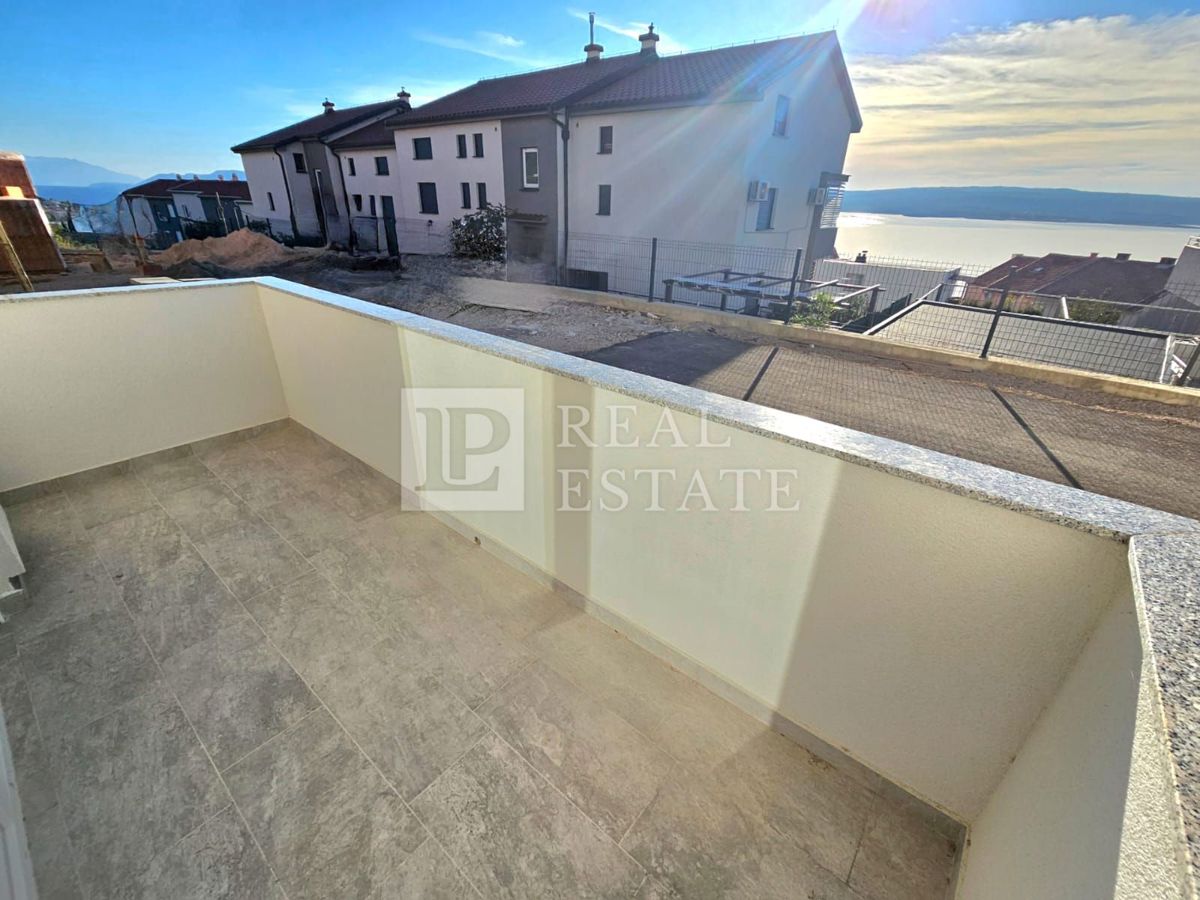 CRIKVENICA - nuovo edificio con vista mare (2 camere da letto + soggiorno)