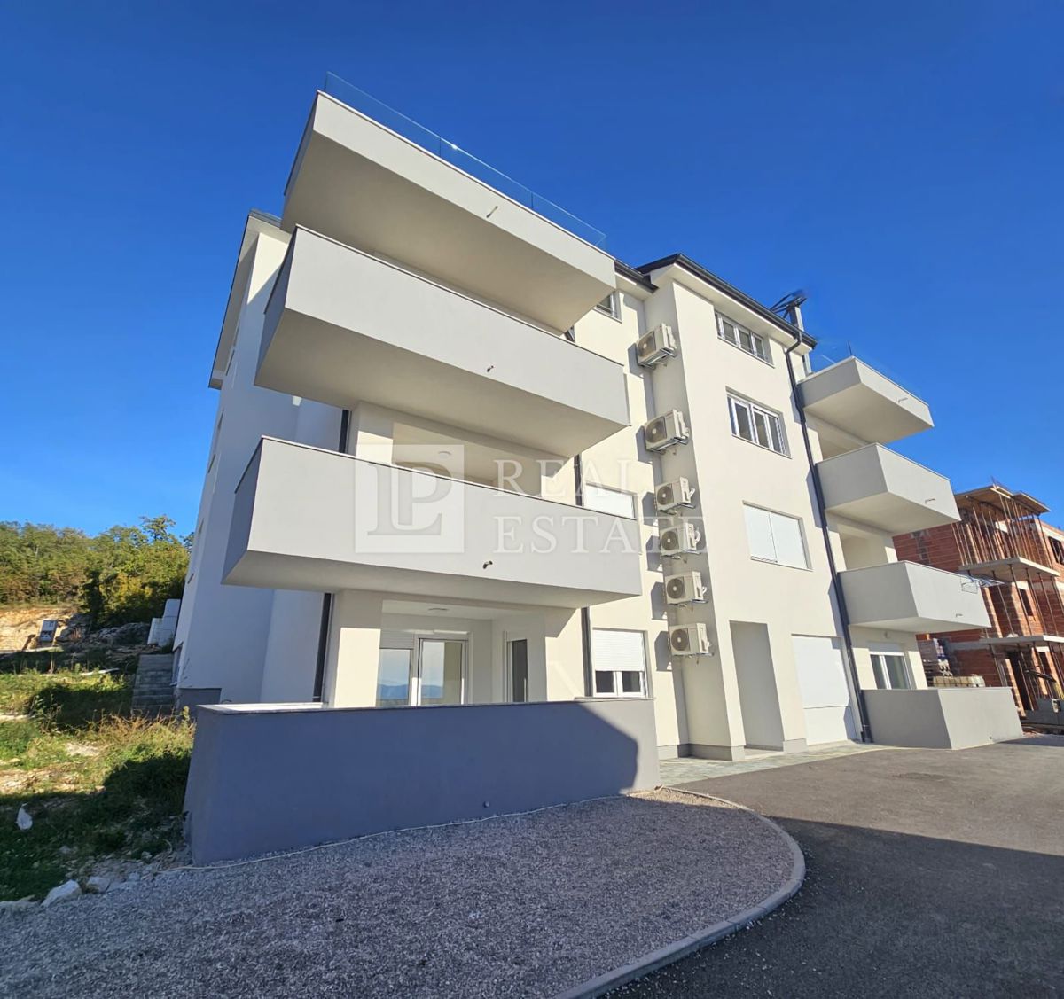 CRIKVENICA - nuovo edificio con vista mare (2 camere da letto + soggiorno)