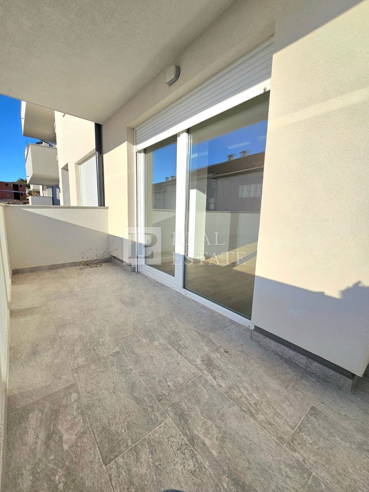 CRIKVENICA - nuovo edificio con vista mare (2 camere da letto + soggiorno)