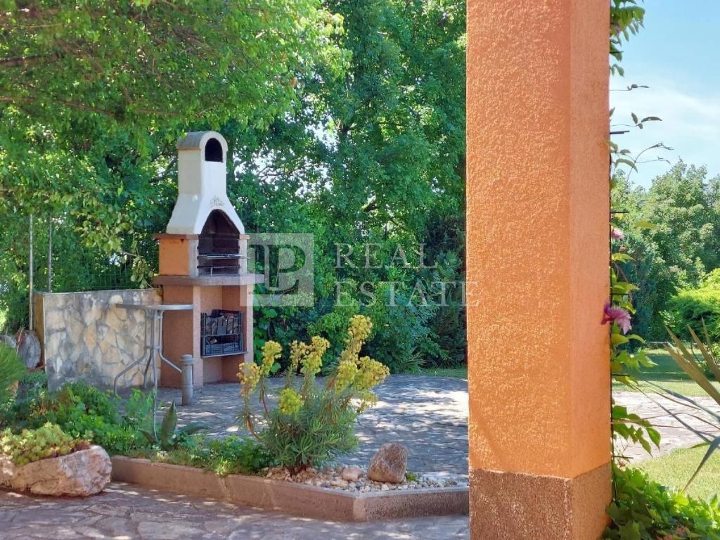 ŠMRIKA - villa splendidamente decorata su una proprietà spaziosa con vista sul mare