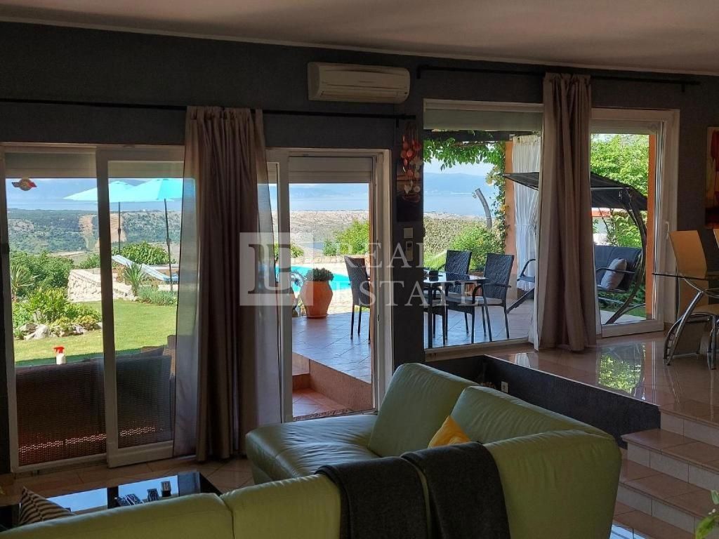 ŠMRIKA - villa splendidamente decorata su una proprietà spaziosa con vista sul mare