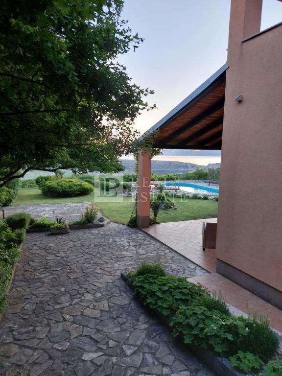 ŠMRIKA - villa splendidamente decorata su una proprietà spaziosa con vista sul mare