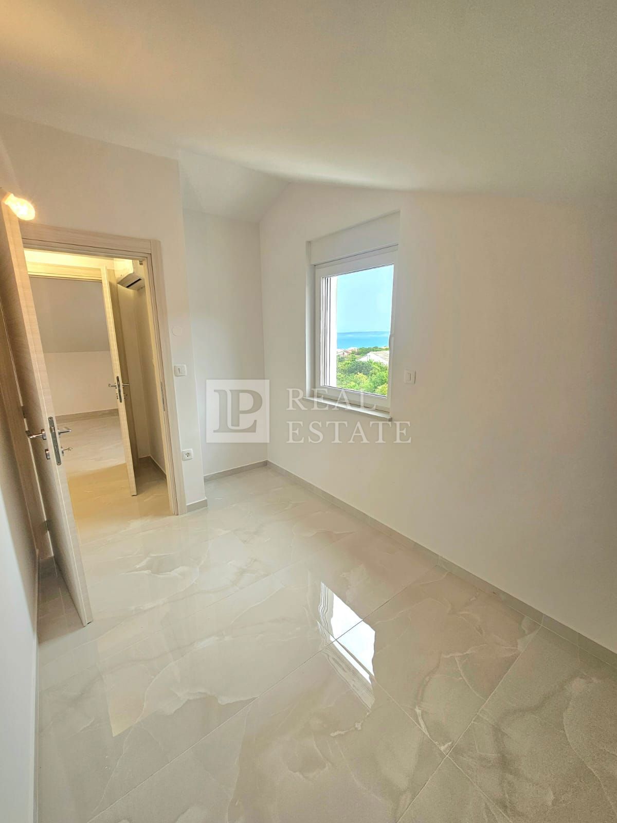 CRIKVENICA - Appartamento con 3 camere da letto con vista panoramica sul mare