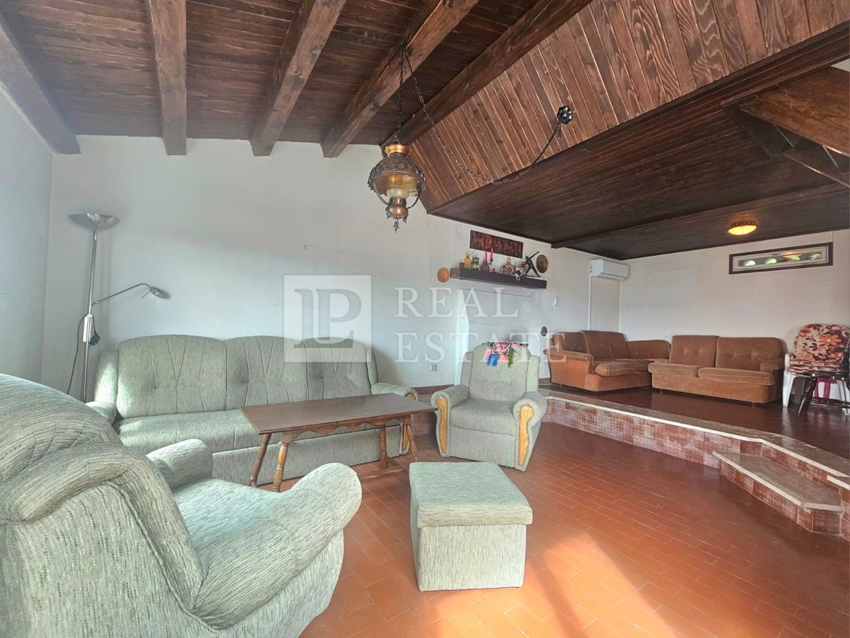 KRALJEVICA - casa con due appartamenti in seconda fila al mare