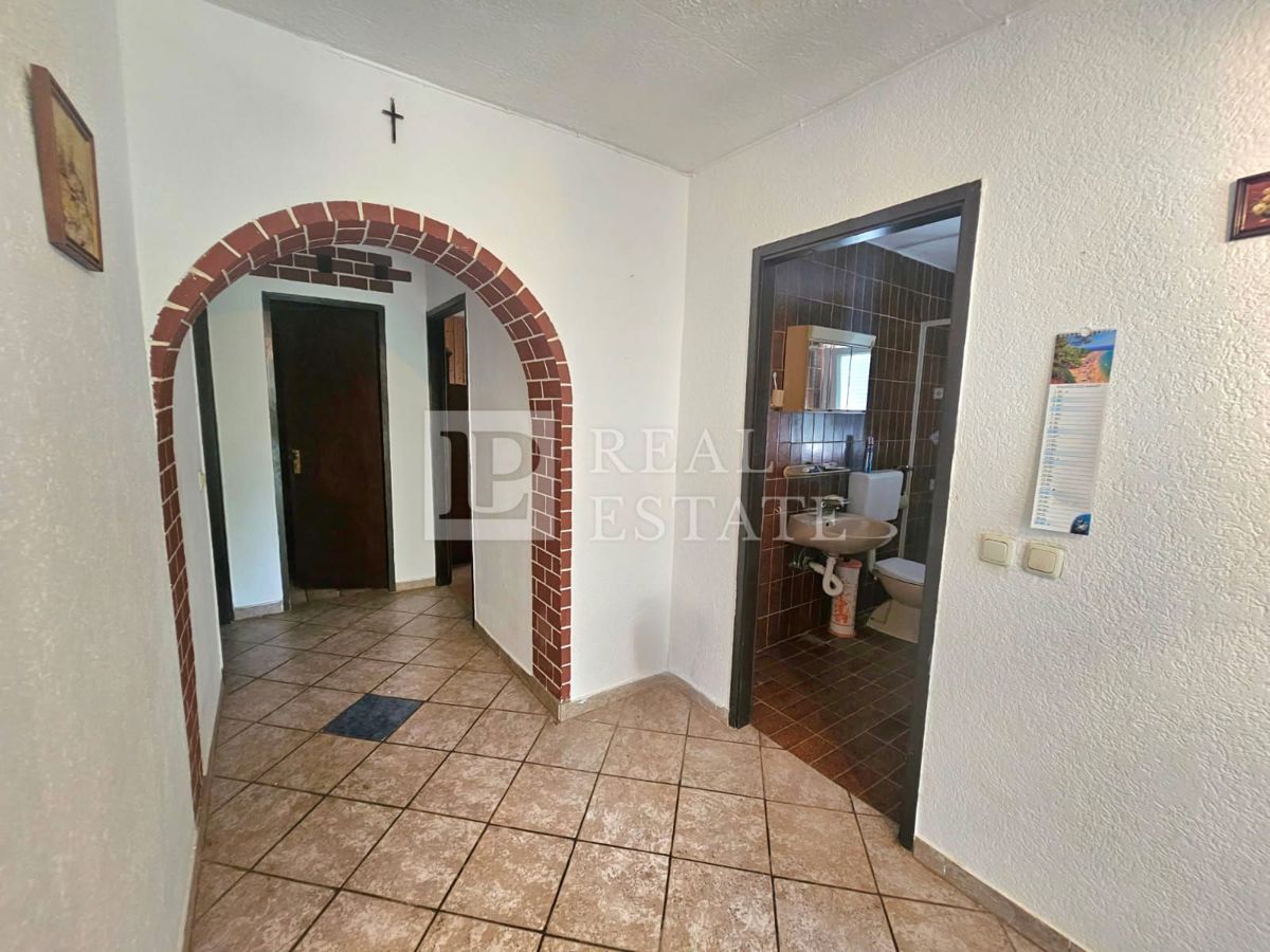 JADRANOVO - casa indipendente con due appartamenti e un ampio giardino