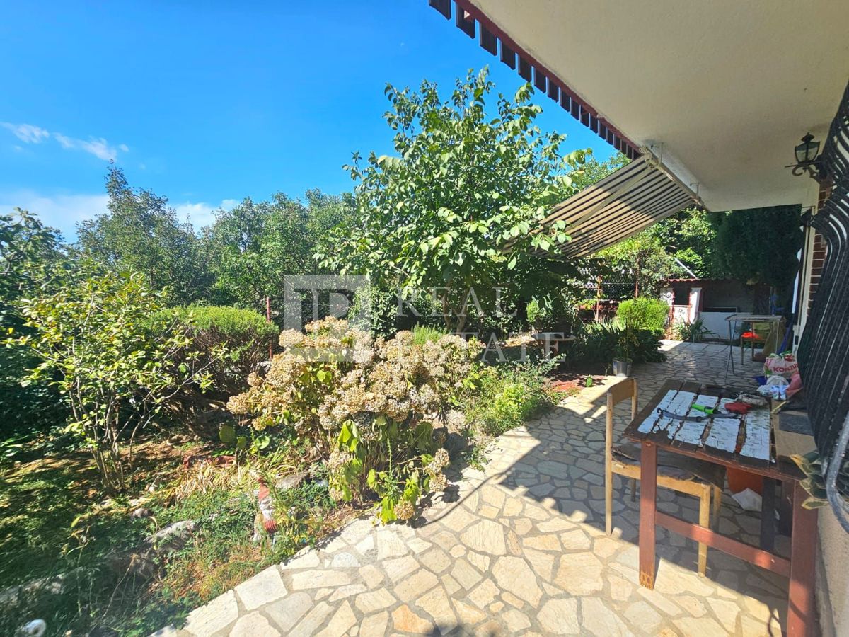 JADRANOVO - casa indipendente con due appartamenti e un ampio giardino