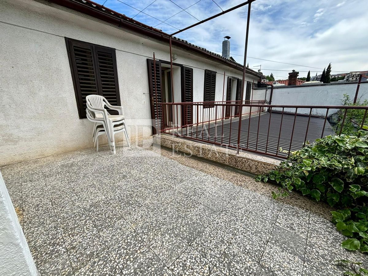 NOVI VINODOLSKI - casa in pietra con un'ampia terrazza vicino al mare e al centro