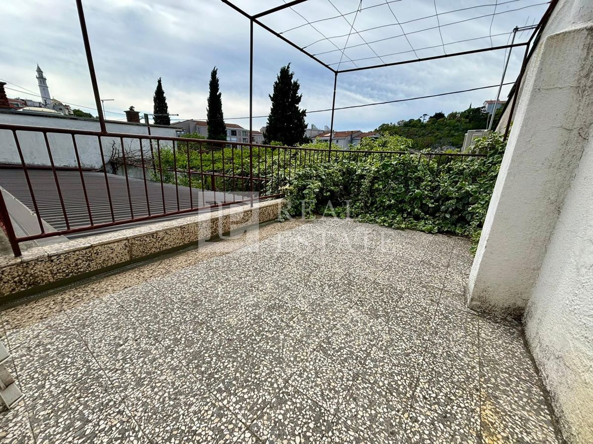 NOVI VINODOLSKI - casa in pietra con un'ampia terrazza vicino al mare e al centro