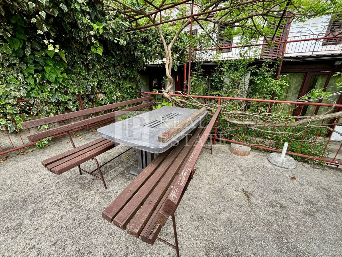 NOVI VINODOLSKI - casa in pietra con un'ampia terrazza vicino al mare e al centro