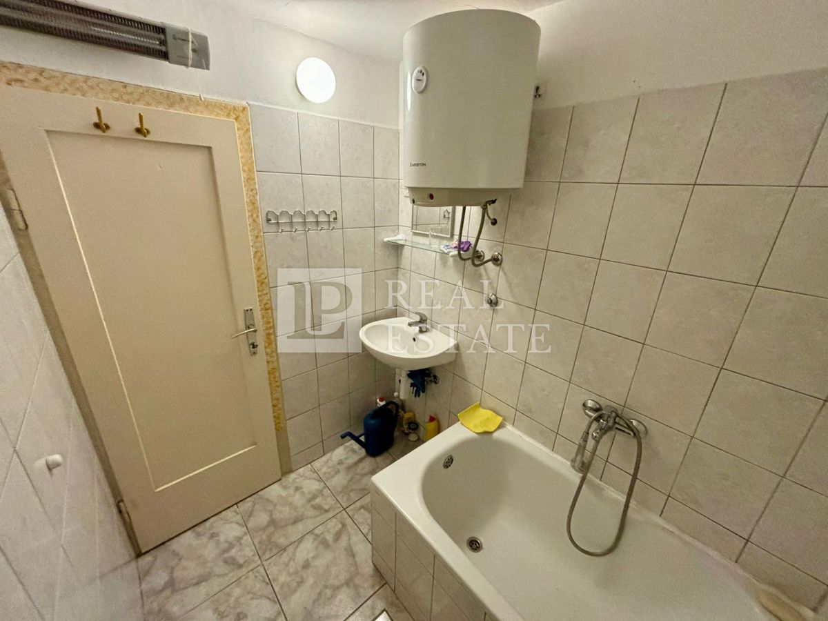 NOVI VINODOLSKI - casa in pietra con un'ampia terrazza vicino al mare e al centro