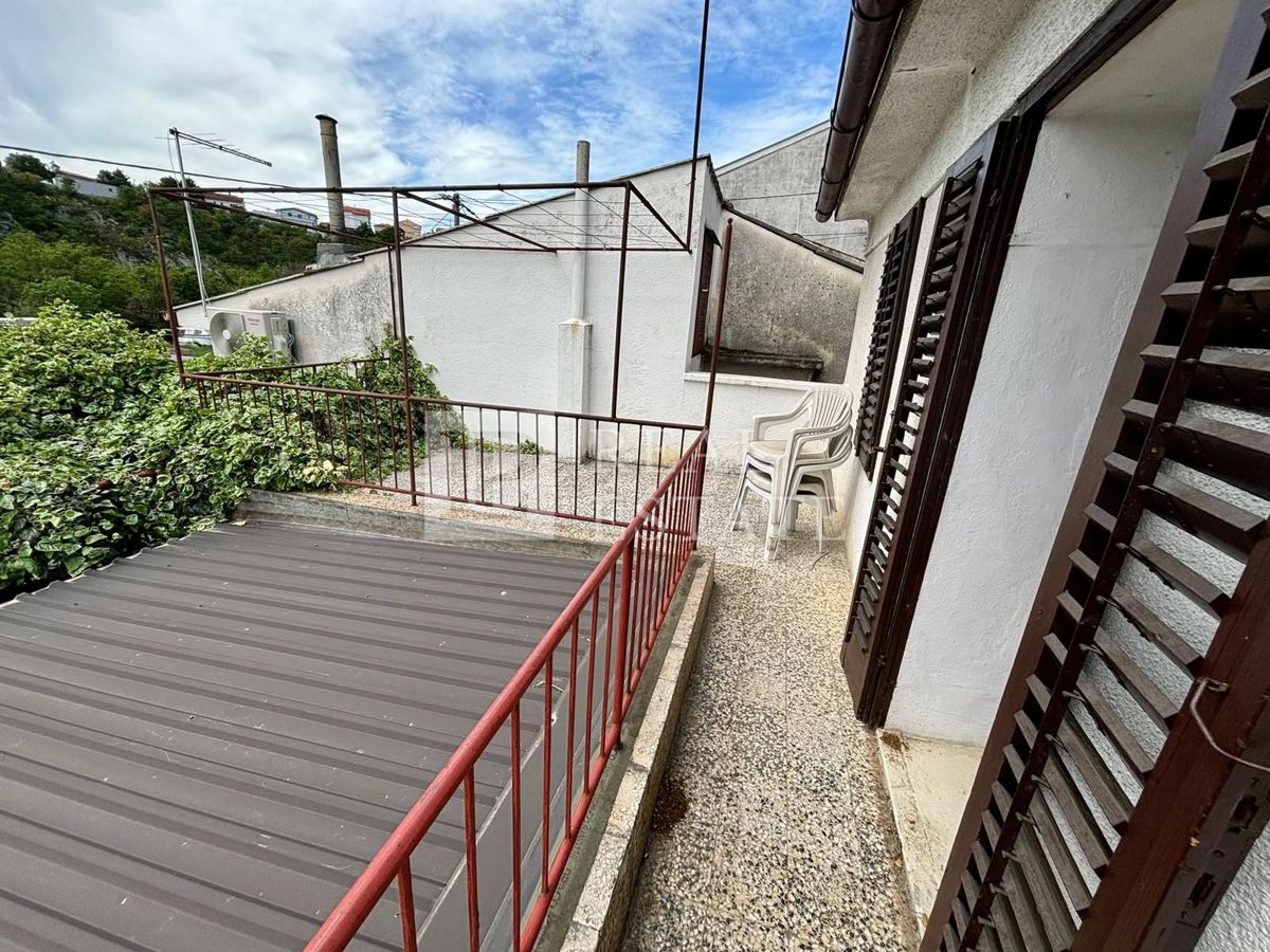 NOVI VINODOLSKI - casa in pietra con un'ampia terrazza vicino al mare e al centro