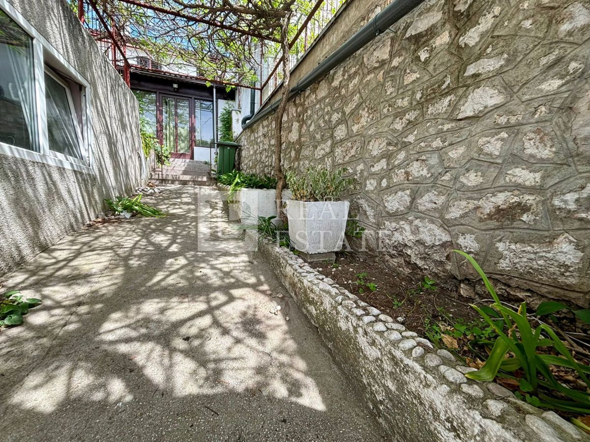 NOVI VINODOLSKI - casa in pietra con un'ampia terrazza vicino al mare e al centro