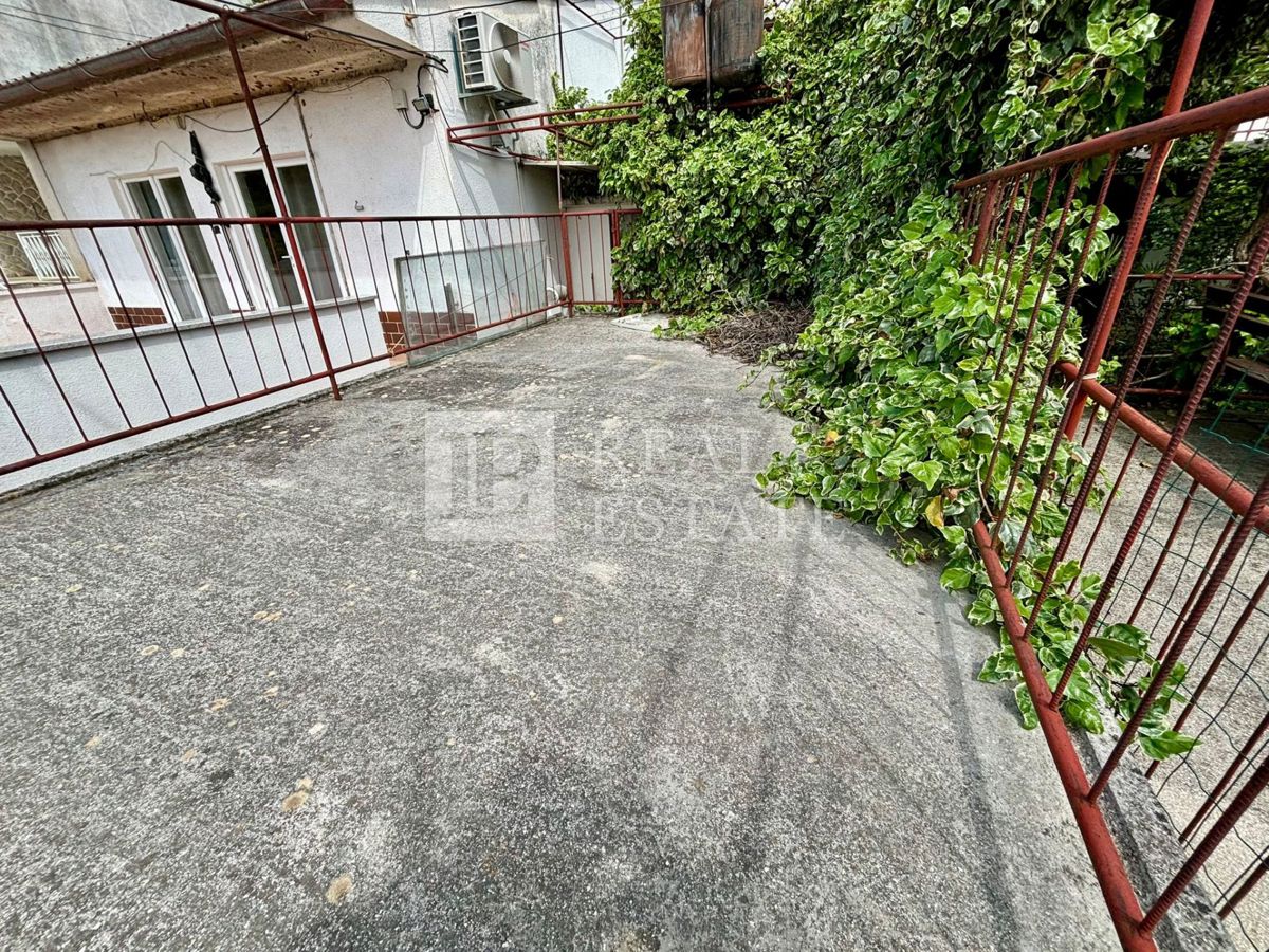 NOVI VINODOLSKI - casa in pietra con un'ampia terrazza vicino al mare e al centro