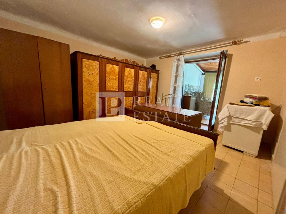 NOVI VINODOLSKI - casa in pietra con un'ampia terrazza vicino al mare e al centro