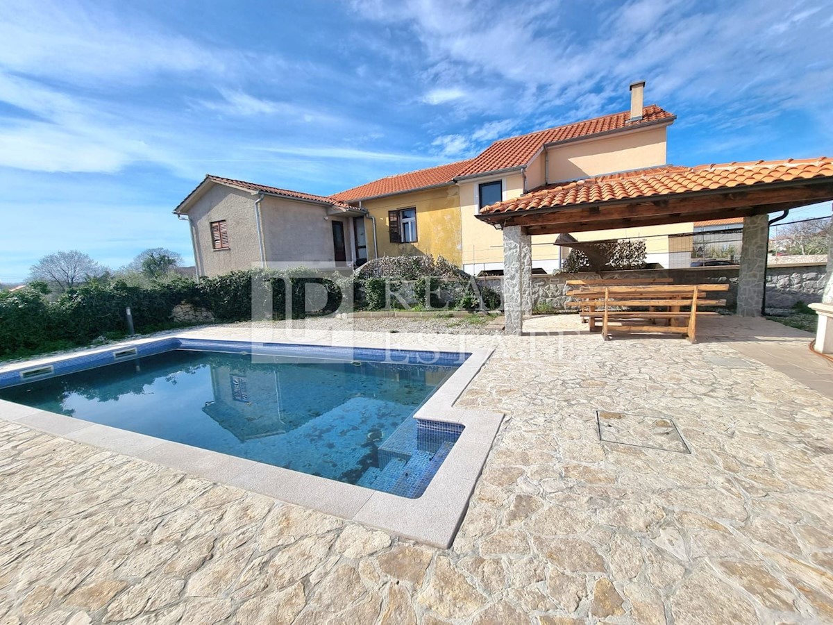 ISOLA DI KRK, VICINO A MALINSKA - casa in pietra con piscina