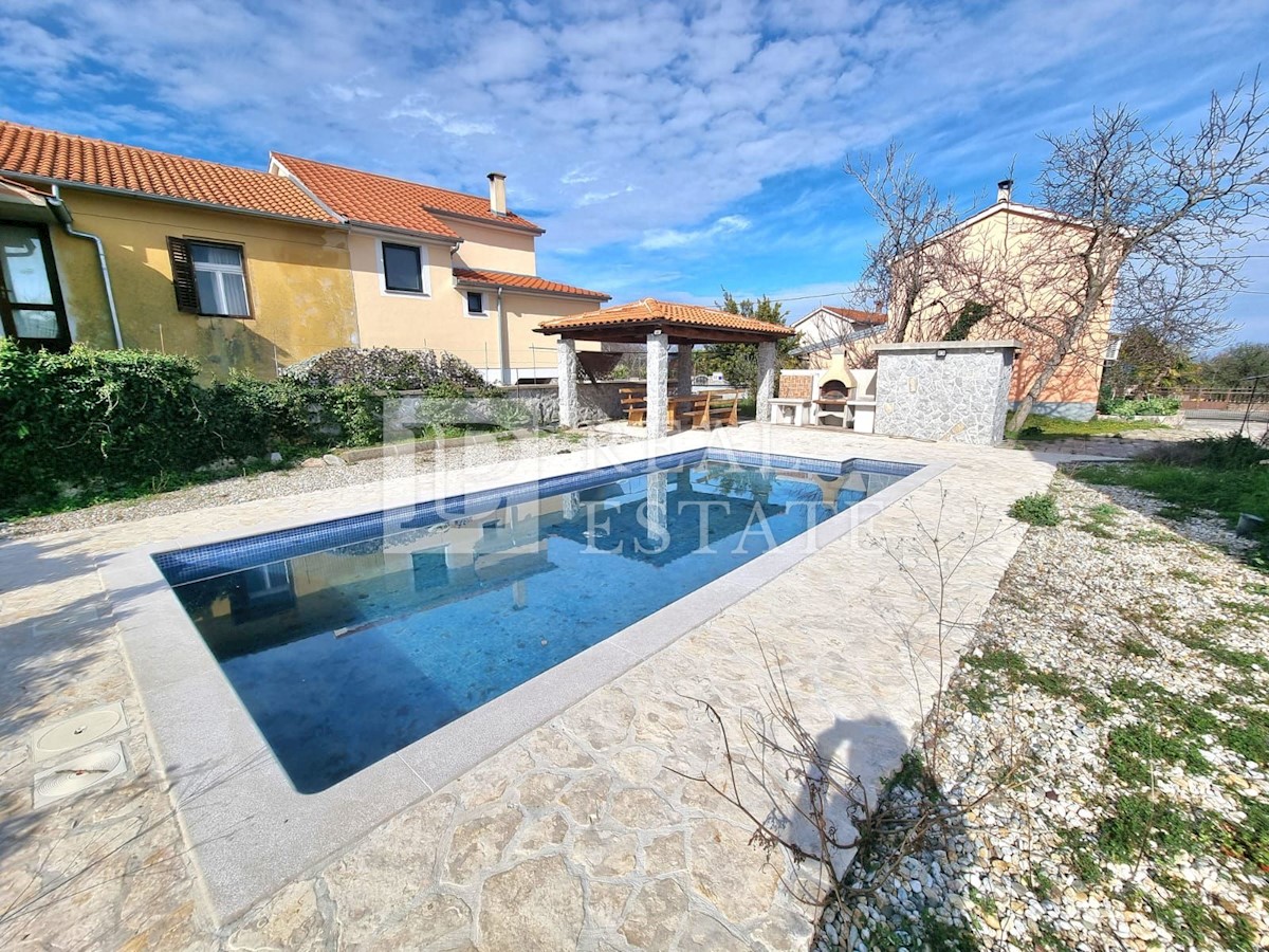 ISOLA DI KRK, VICINO A MALINSKA - casa in pietra con piscina