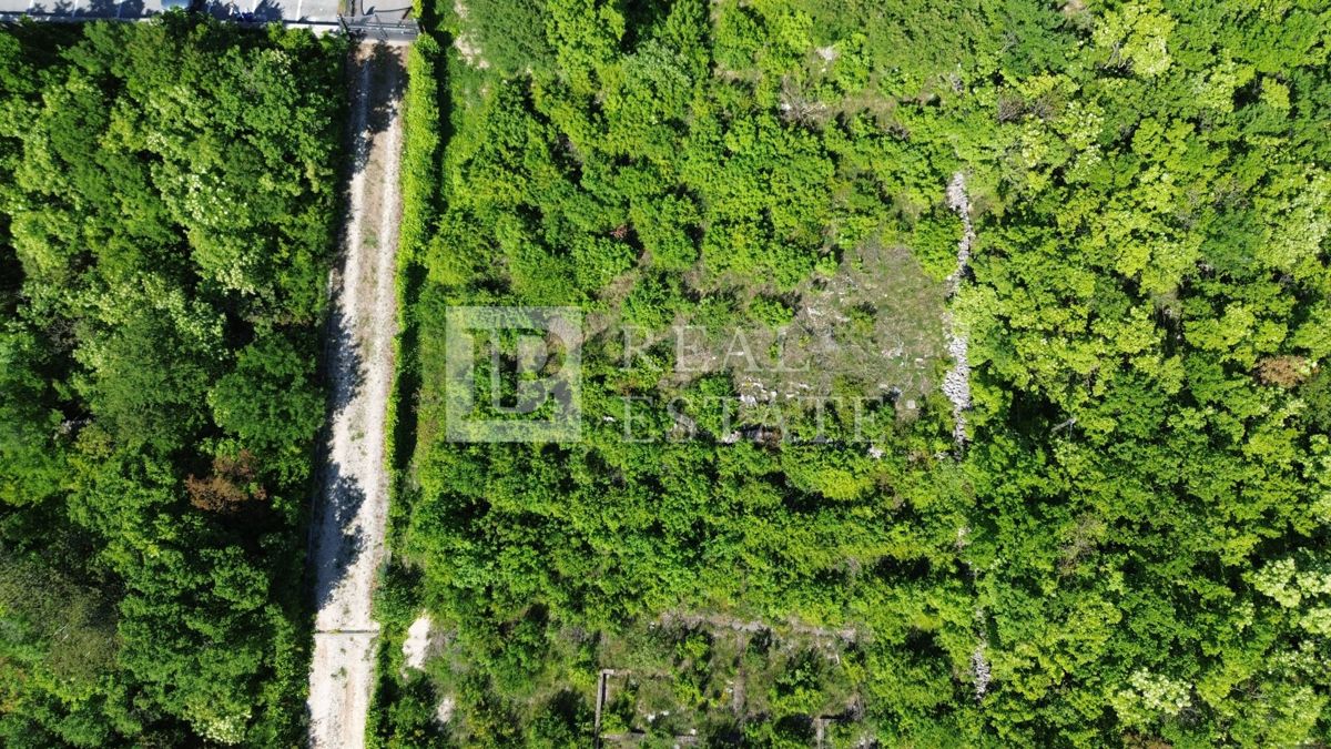 ŠMRIKA - terreno edificabile di forma regolare