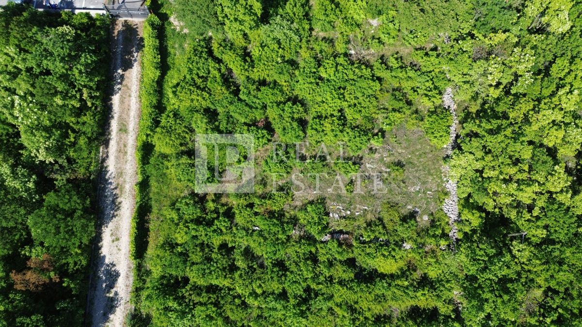 ŠMRIKA - terreno edificabile di forma regolare