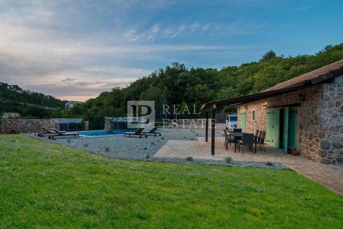 VRBNIK - una casa con piscina e un bellissimo giardino