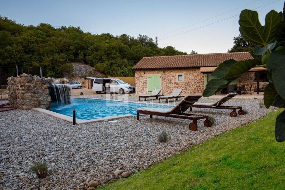 VRBNIK - una casa con piscina e un bellissimo giardino