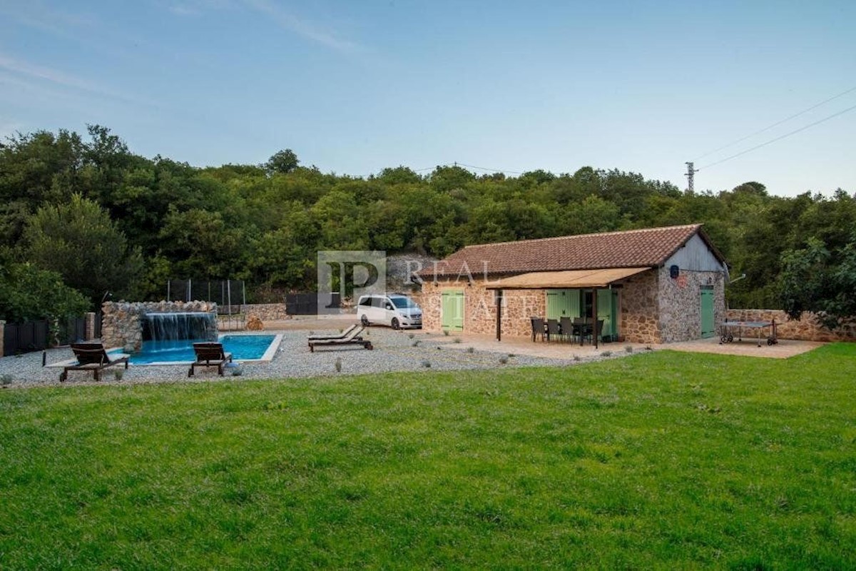 VRBNIK - una casa con piscina e un bellissimo giardino