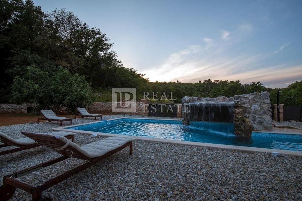 VRBNIK - una casa con piscina e un bellissimo giardino