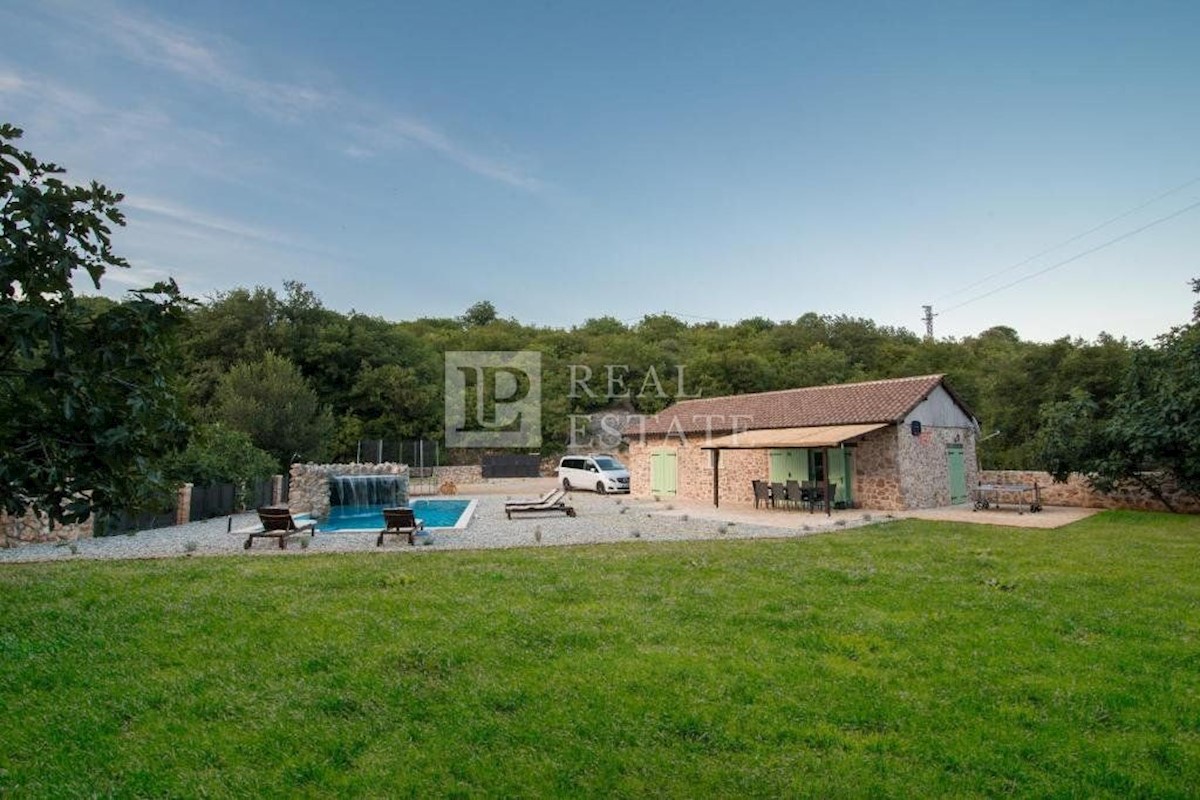 VRBNIK - una casa con piscina e un bellissimo giardino