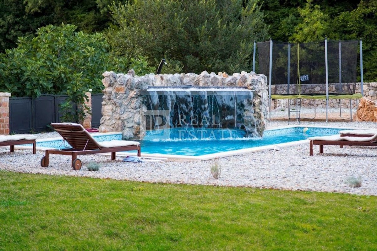 VRBNIK - una casa con piscina e un bellissimo giardino